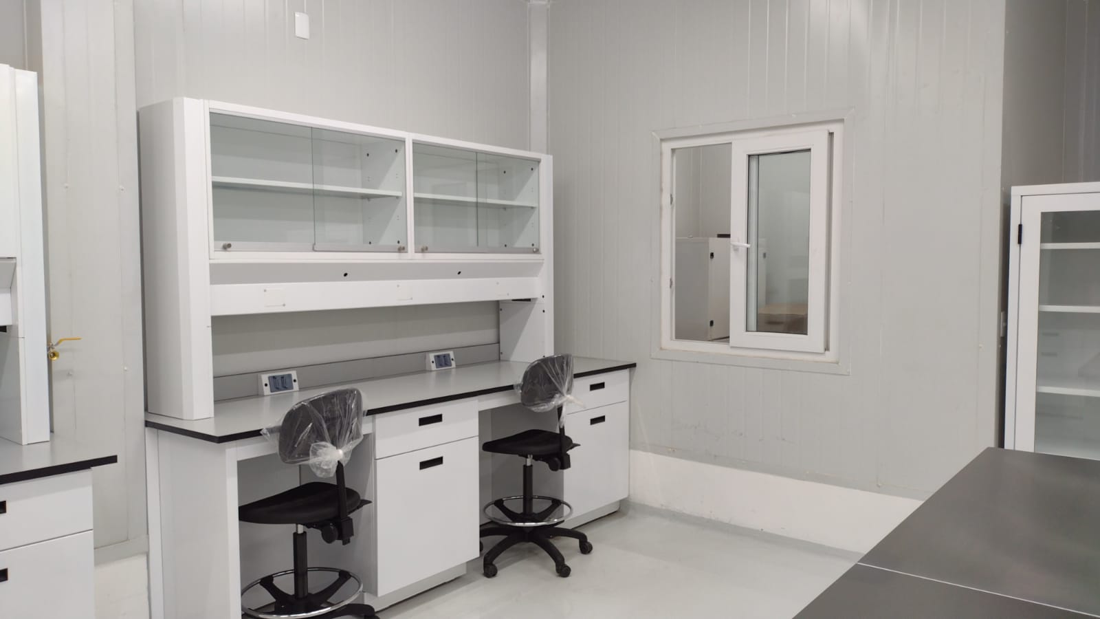 Laboratorio Golden Foods Celaya: estaciones dobles con alacena vitrina y mobiliario Santre