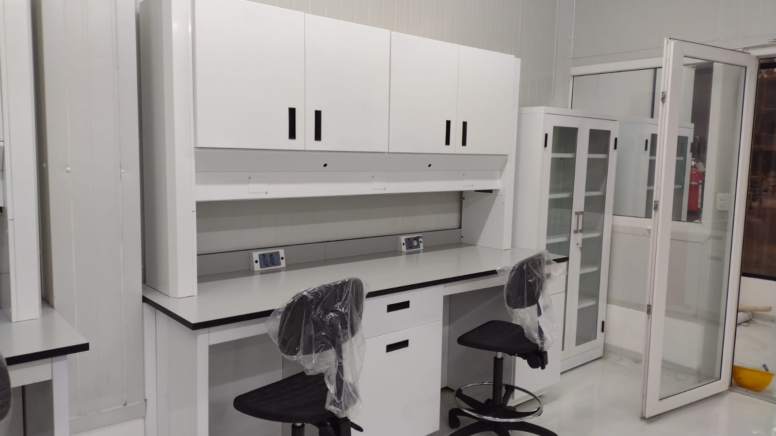 Laboratorio Golden Foods: muro de trabajo con gabinetes y vitrina lateral