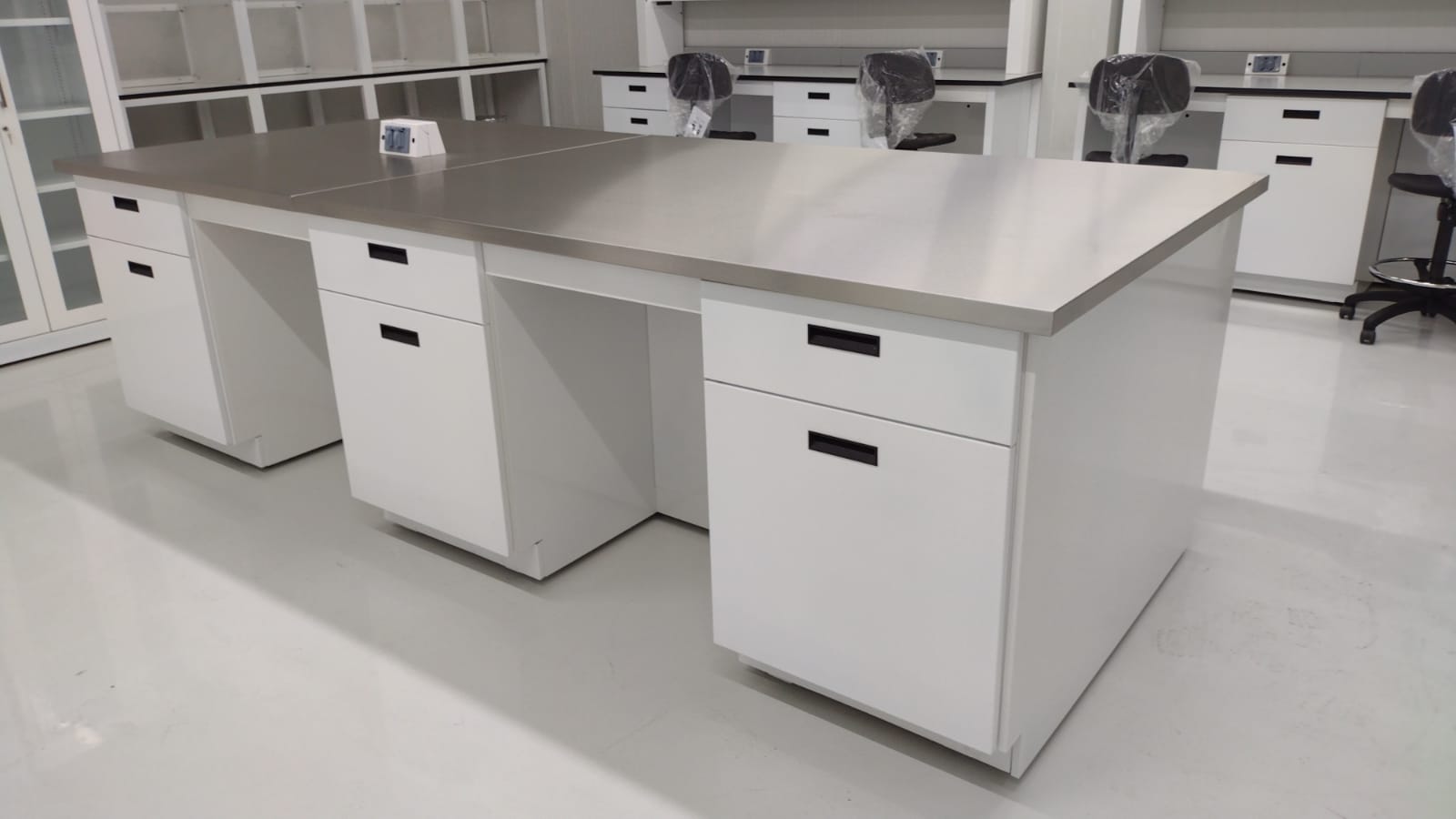 Laboratorio Golden Foods: isla central con cubierta en acero inoxidable