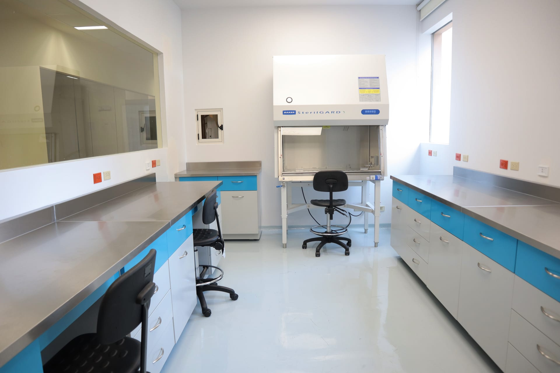 Hospital Zambrano: laboratorio con campana Baker y mesas perimetrales inox