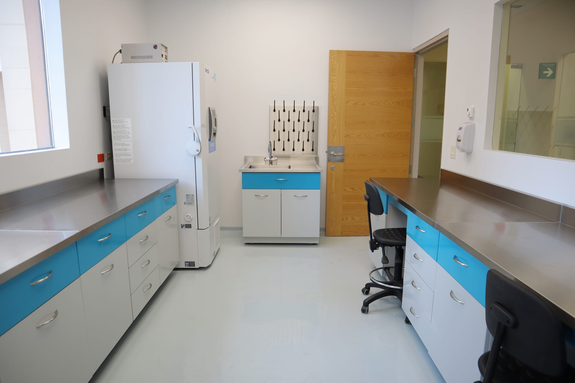 Hospital Zambrano: línea de trabajo con refrigerador clínico y tarja