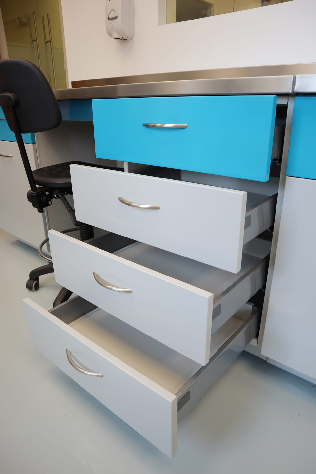 Hospital Zambrano: detalle de cajonería con cajones abiertos y cubierta inox