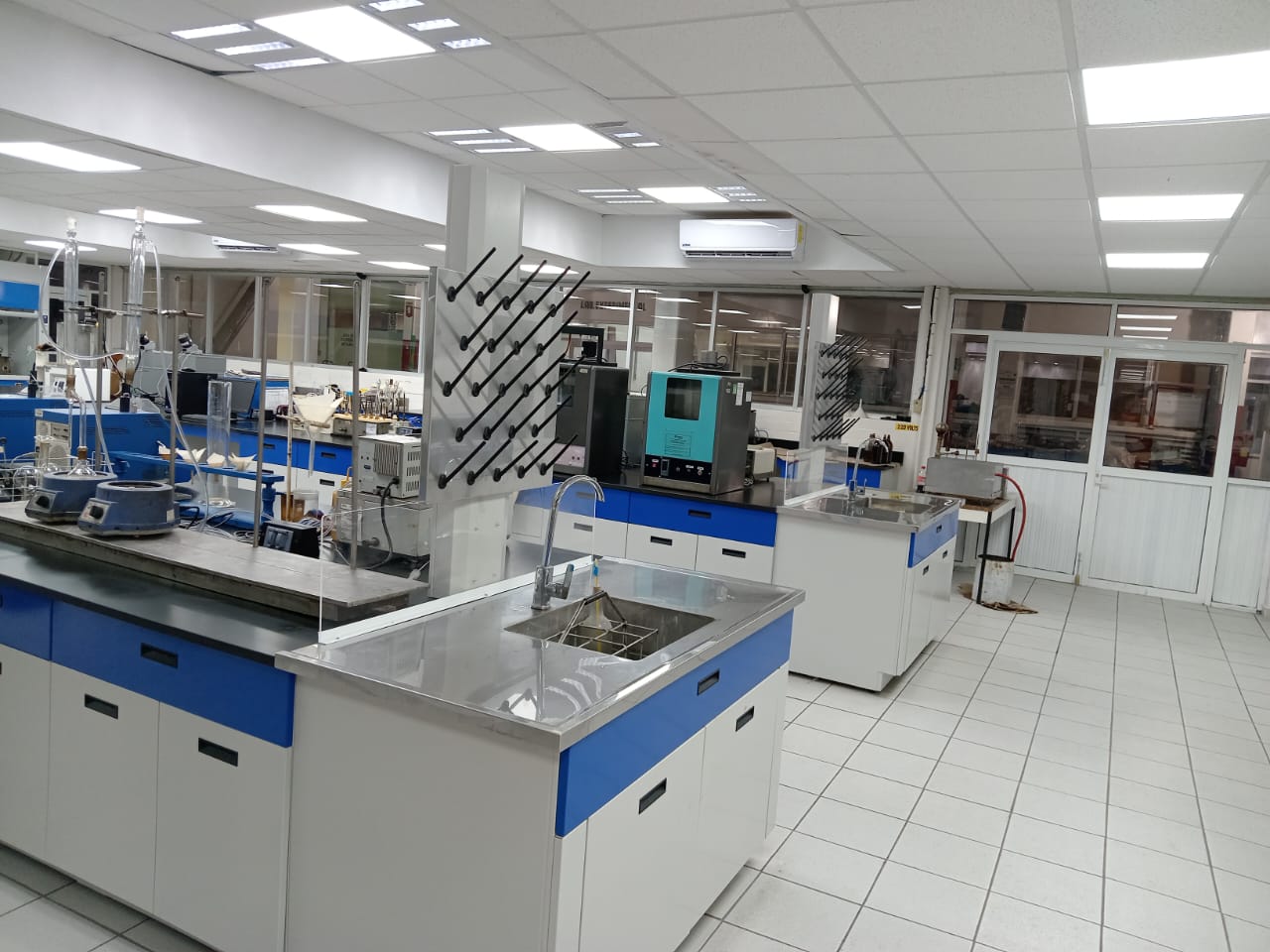 Laboratorio Pemex: estaciones con montaje de vidriería y equipos de proceso