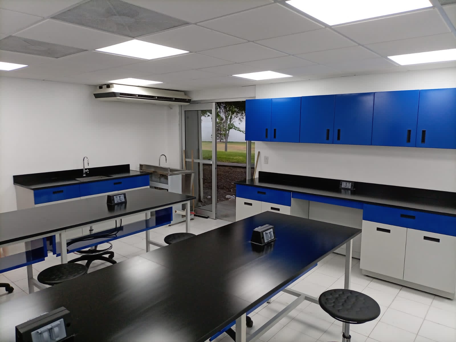 Laboratorio UDEM: estaciones y almacenaje