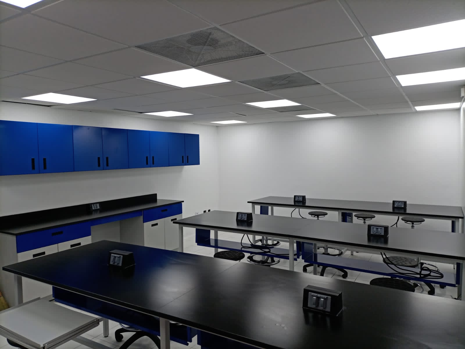 Laboratorio UDEM: vista de conjunto instalado