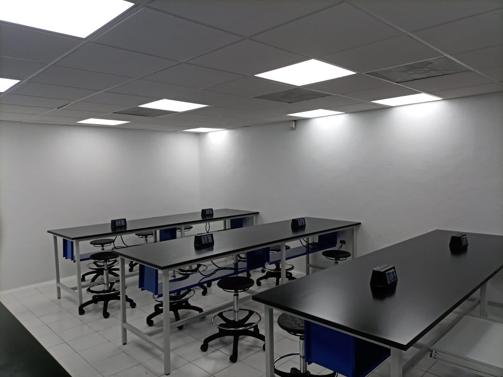 Laboratorio UDEM: detalle de mobiliario perimetral