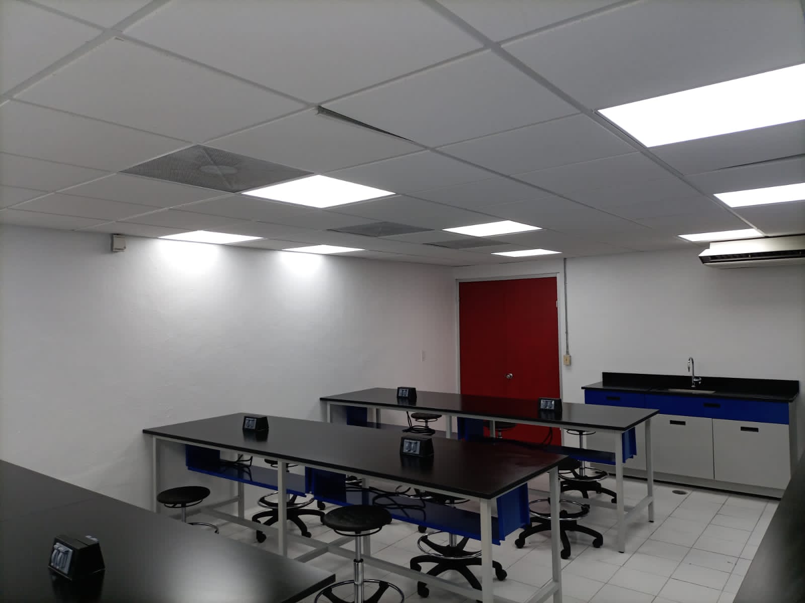 Laboratorio de medicina UDEM con mobiliario técnico Santre