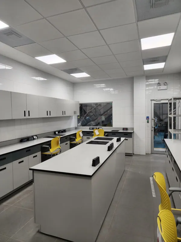 Laboratorio Alen: vista amplia del espacio con mobiliario Santre