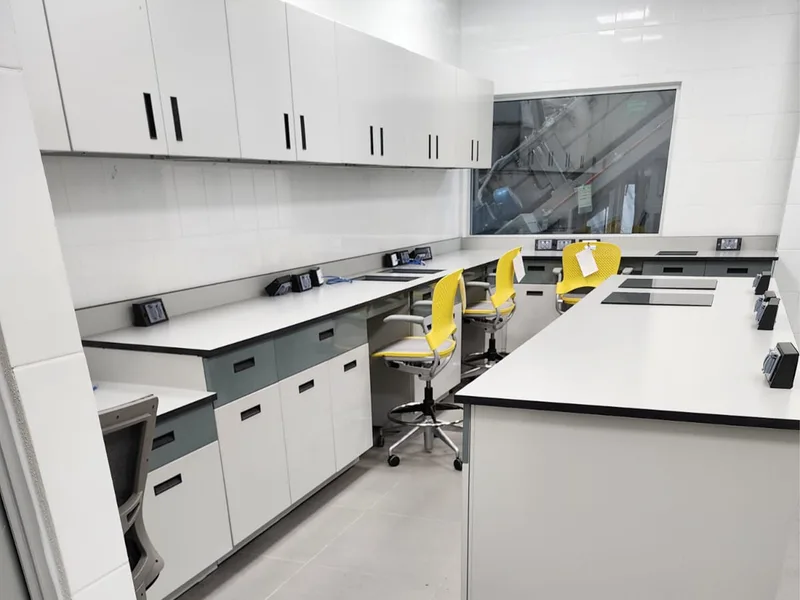 Laboratorio Alen: vista general de instalación con isla y perimetrales