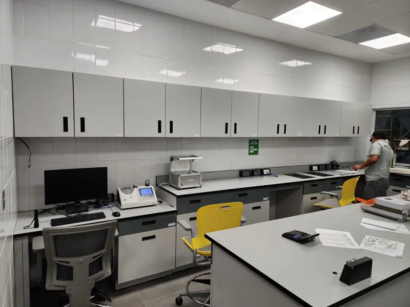Laboratorio Alen: isla central y operación en planta