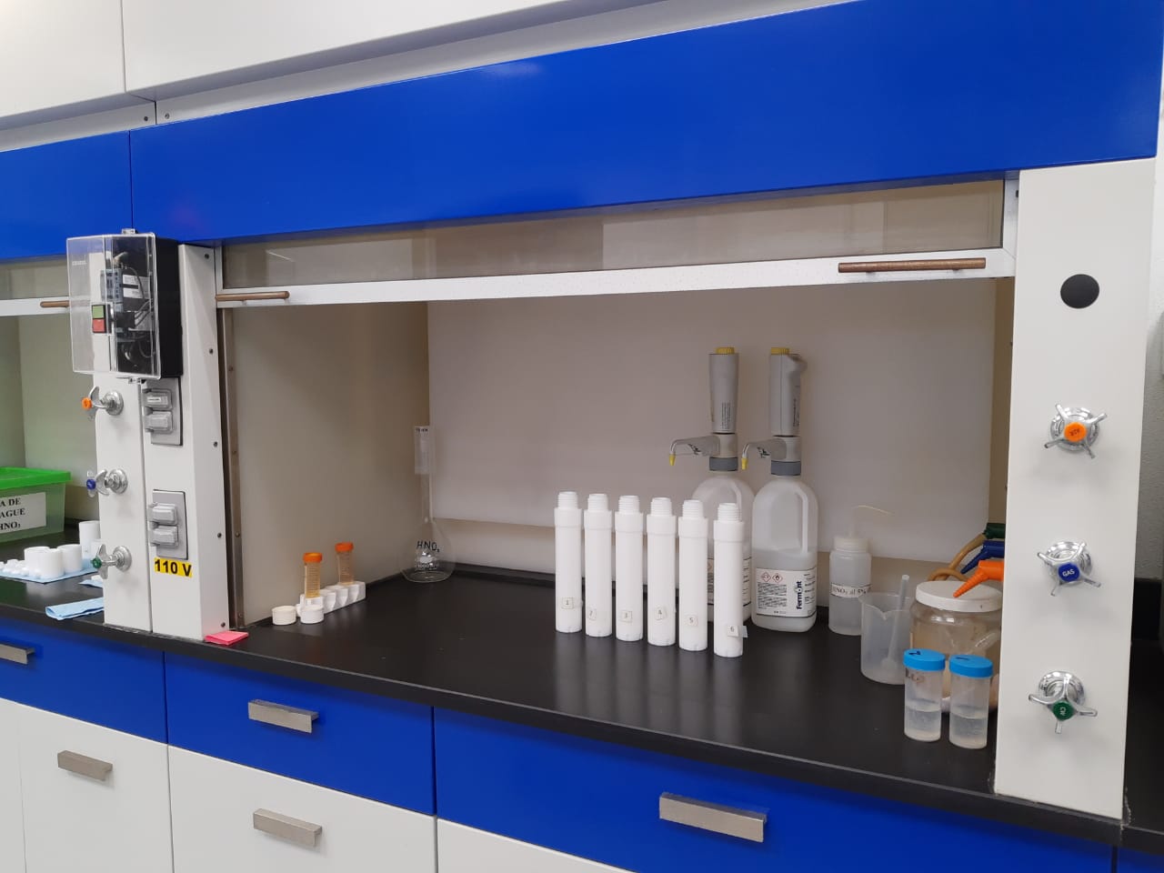 Zona 5 - Manipulación Segura: Campanas de extracción de vapores para contención y protección en laboratorio