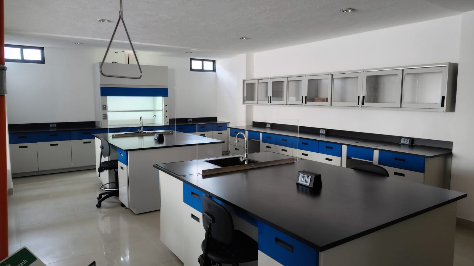 Laboratorio Químicos y Solventes de Morelos en Cuernavaca: islas, campana y mobiliario técnico Santre