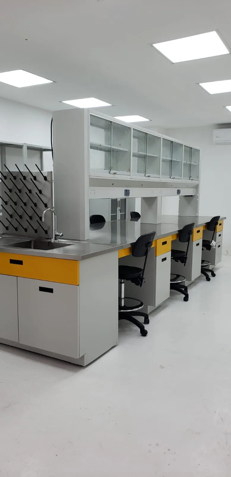 Laboratorio con isla central, vitrinas y mobiliario para laboratorio — proyecto real Santre
