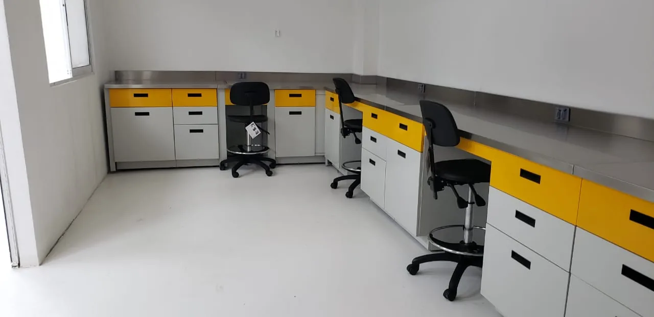 Foto real instalada: Zona central de trabajo (referencia en plano e isométrico)