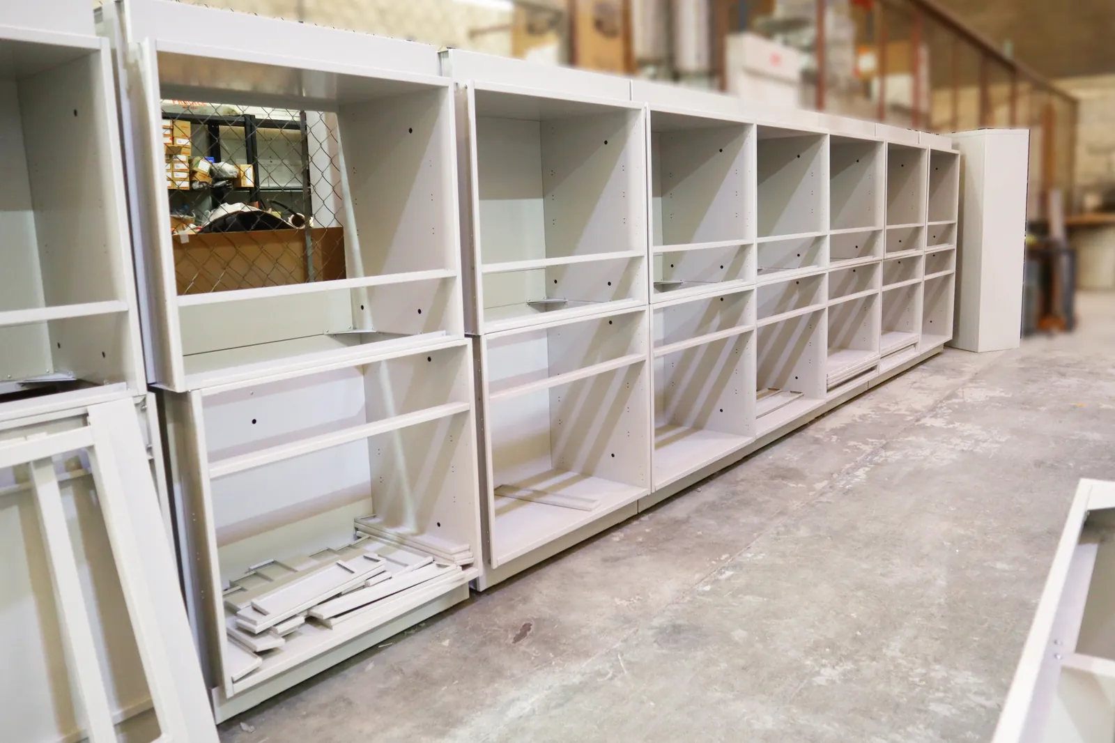 Lote de gabinetes de laboratorio terminados listos para envío.