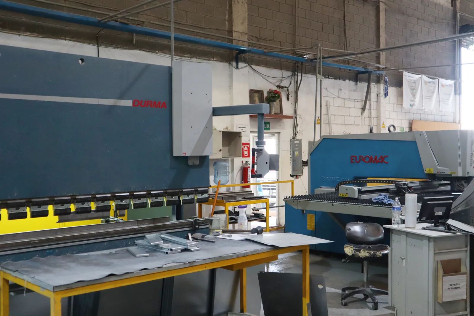 Vista del taller con plegadora DURMA y punzonadora EUROMAC en operación.