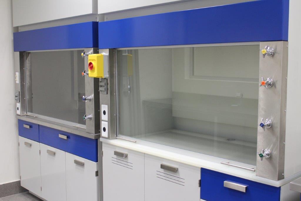 Campanas de extracción de gases de alto rendimiento con gabinetes de seguridad, instaladas en un laboratorio de minería.