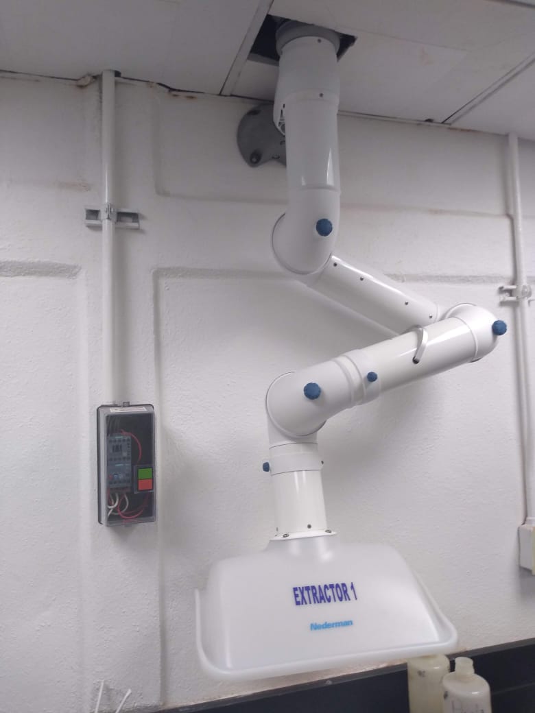Brazo extractor instalado en laboratorio