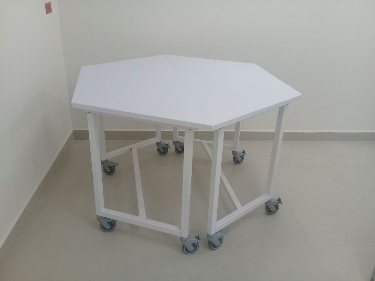 Mesa de laboratorio con instalación profesional