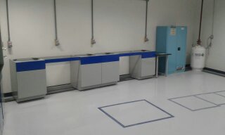 Mesa a muro con gabinetes integrados