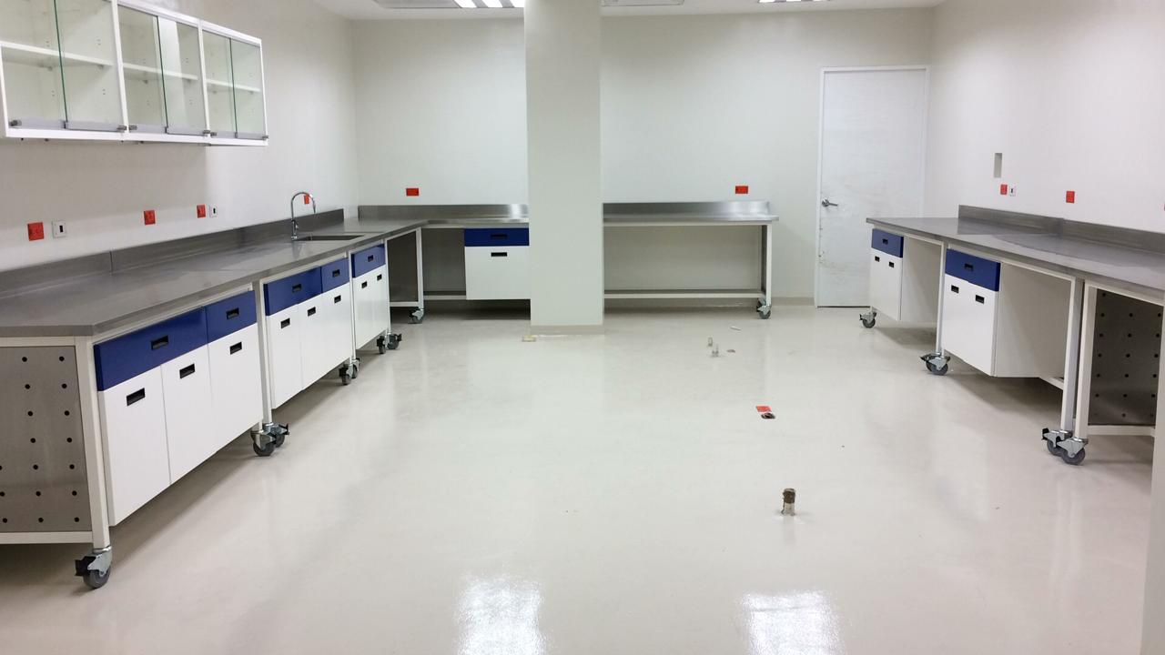 Mesa móvil con ruedas para laboratorio