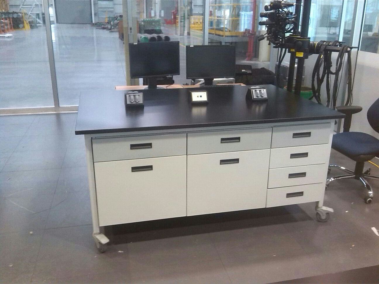 Mesa móvil configurable para laboratorio
