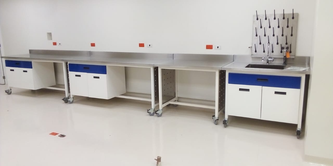 Mesa móvil configurable para laboratorio
