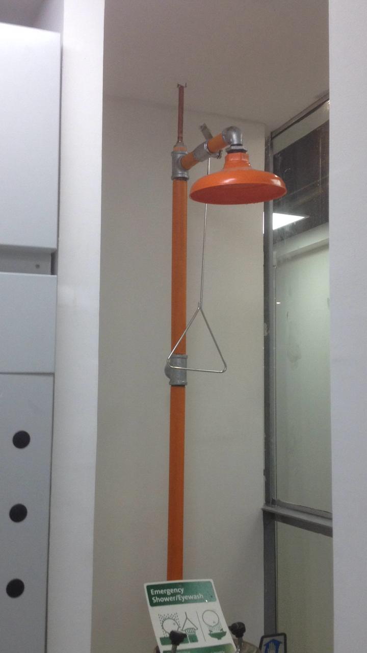 Regadera de emergencia profesional instalada