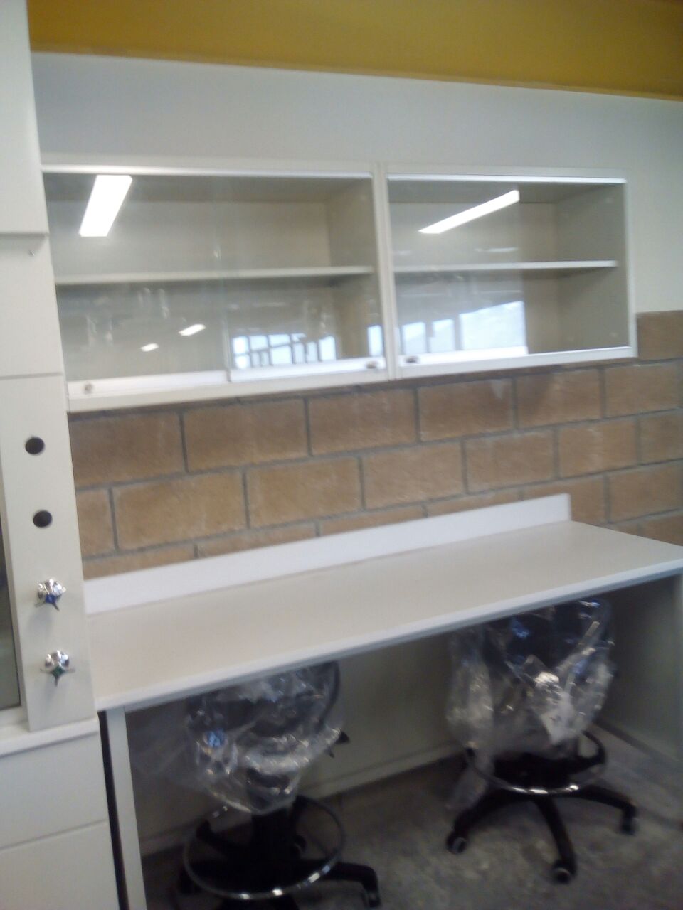 Vitrina de laboratorio instalada con puertas corredizas