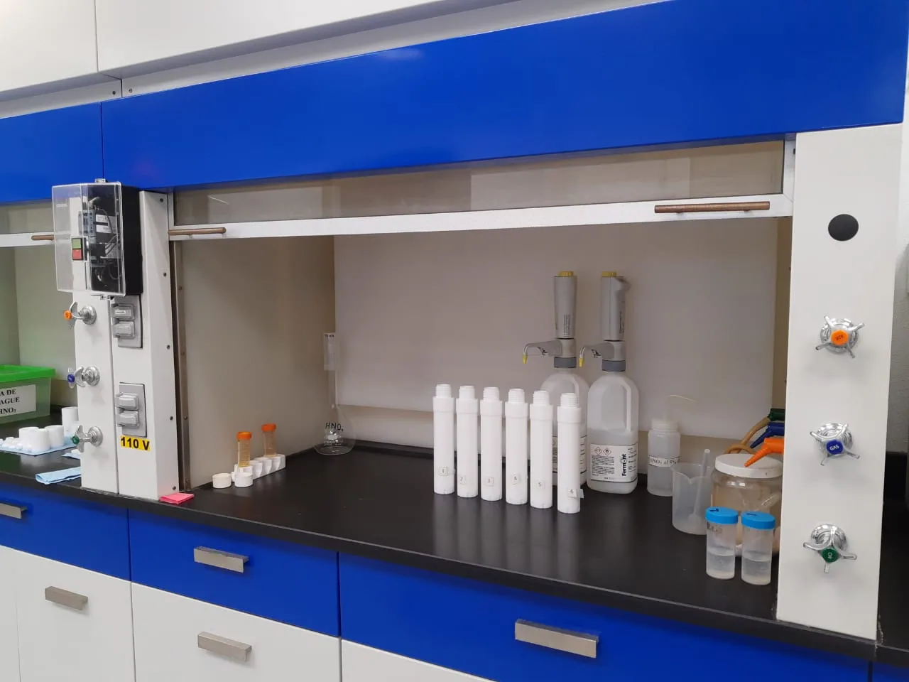 Zona 5 - Manipulación Segura: Campanas de extracción de vapores para contención y protección en laboratorio