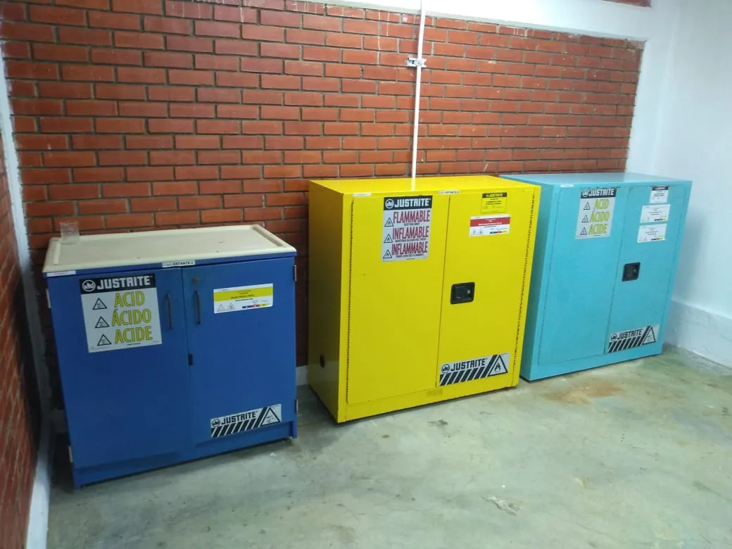 Zona 3 de reactivos: gabinetes de seguridad y almacenaje químico en laboratorio