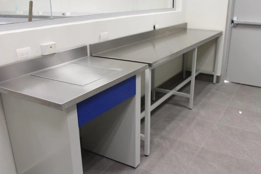 Zona 4 de pesaje: mesa antivibratoria para balanza analítica en laboratorio