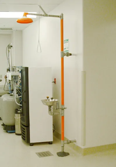 Zona 6 de seguridad: ducha y lavaojos de emergencia en laboratorio
