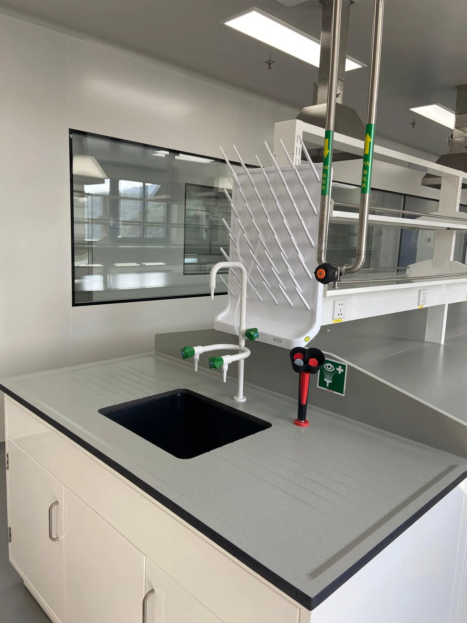 Estación de lavado de laboratorio con lavaojos de emergencia y grifería técnica