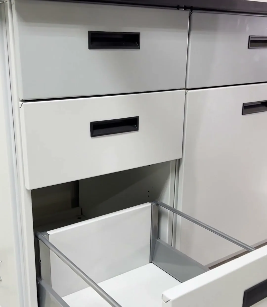 Cajón de laboratorio abierto con cajas visibles y acceso desde arriba