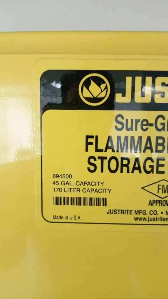 Etiqueta Justrite Sure-Grip flammable storage cabinet 45 gal FM Approved
