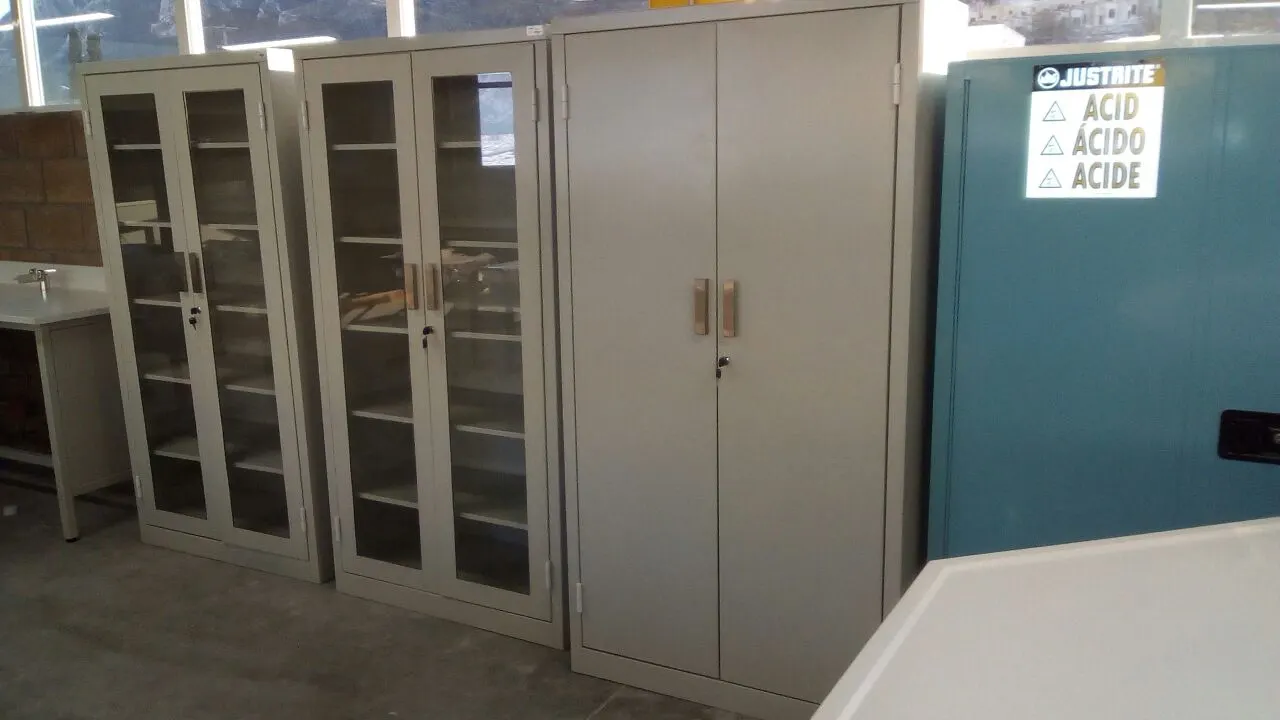 Fila de armarios de laboratorio con gabinete de seguridad para ácidos Justrite azul