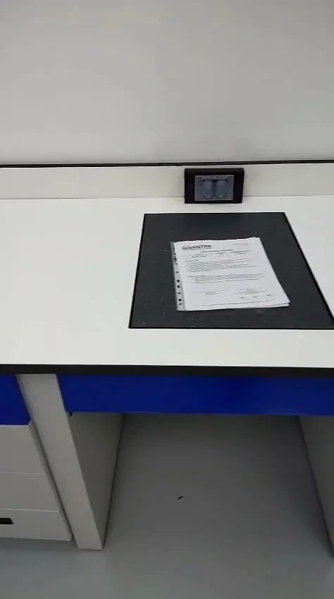 Mesa para balanza Santre entregada (Gestam): bloque de pesaje, hueco para sentarse y acento azul
