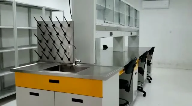Laboratorio entregado con isla de trabajo, sillas y estaciones que permiten sentarse