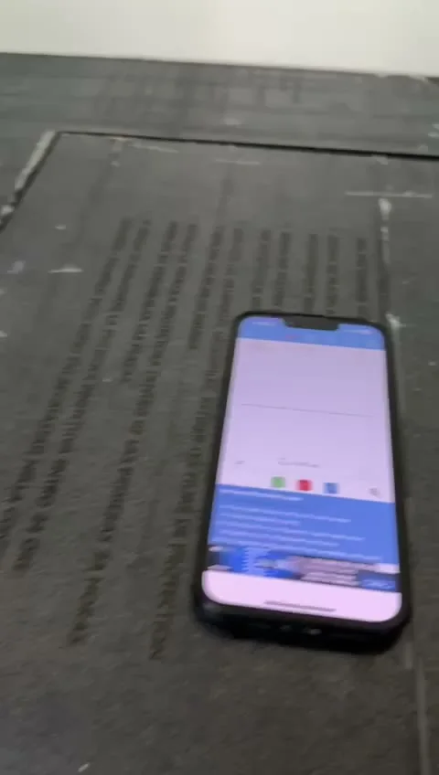 App del celular midiendo vibración sobre el bloque de pesaje aislado