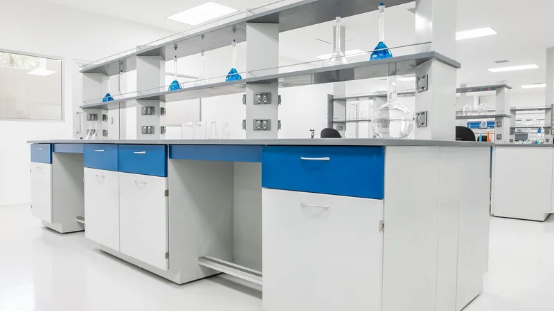 Comparativa de cubiertas de laboratorio: fenólicas, cerámicas, epóxicas y acero inoxidable