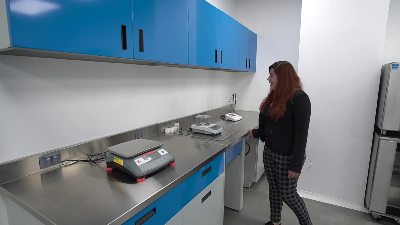 Mesa para balanza Santre integrada en laboratorio: bloque de pesaje, hueco para trabajar sentado y balanza analítica