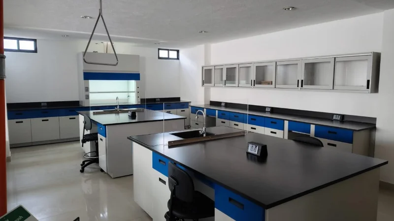 Tipos de mesas de laboratorio: cuál elegir según tu proceso