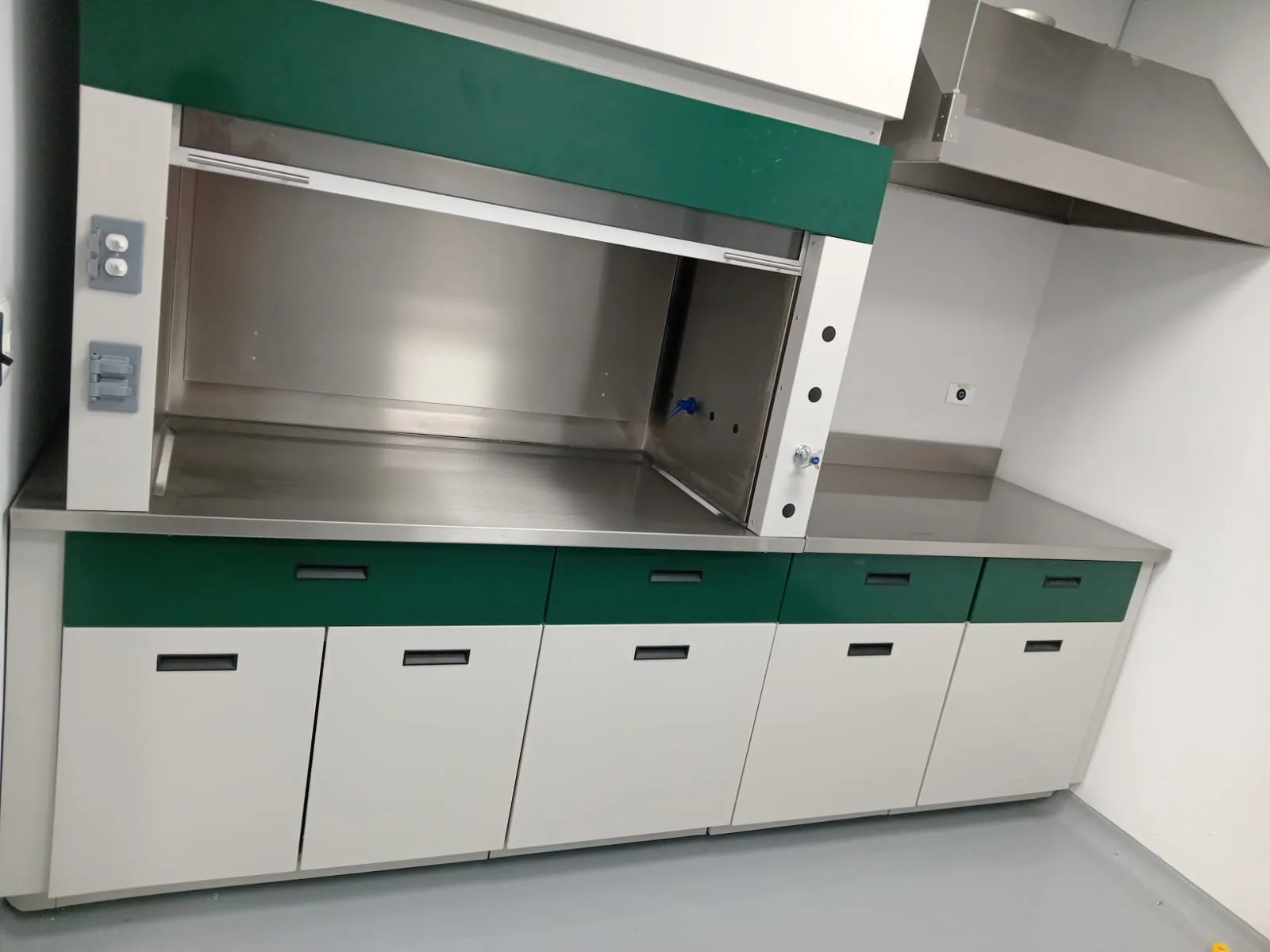 Campana de extracción de humos instalada en laboratorio industrial, Monterrey, Nuevo León — Santre Industrial