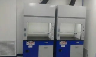 Par de campanas de humos con interior PPL para laboratorio de química, Monterrey — Santre Industrial