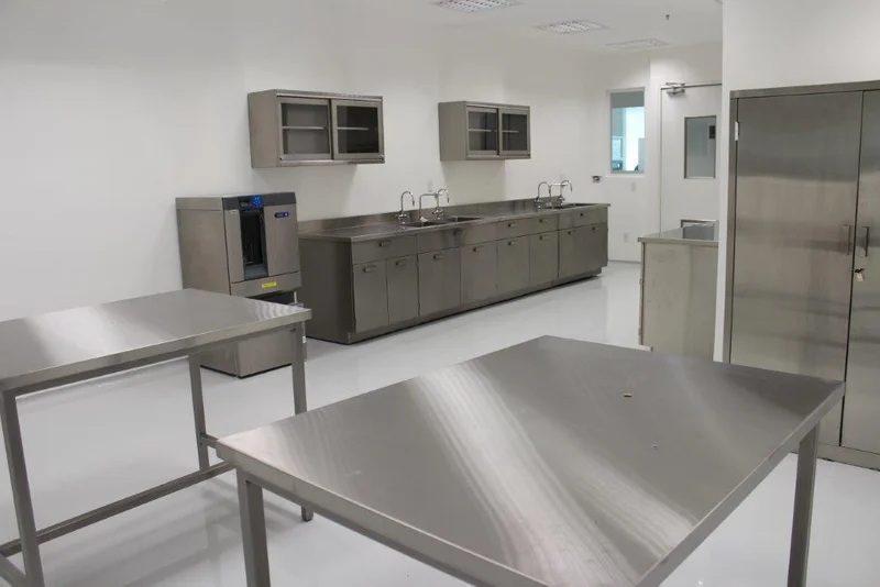 Laboratorio farmacéutico con mobiliario en acero inoxidable instalado por Santre Industrial