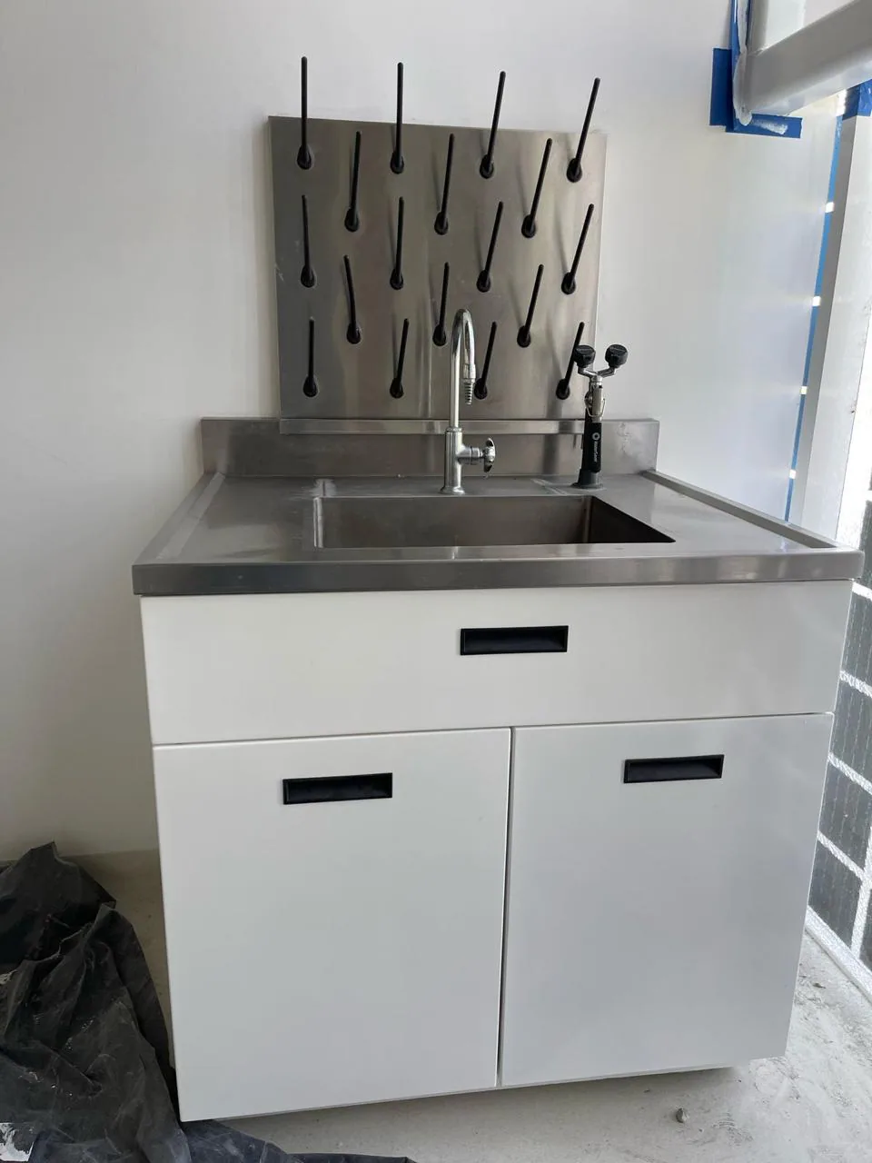 Tarja inox con escurridor AVYNA Cosméticos