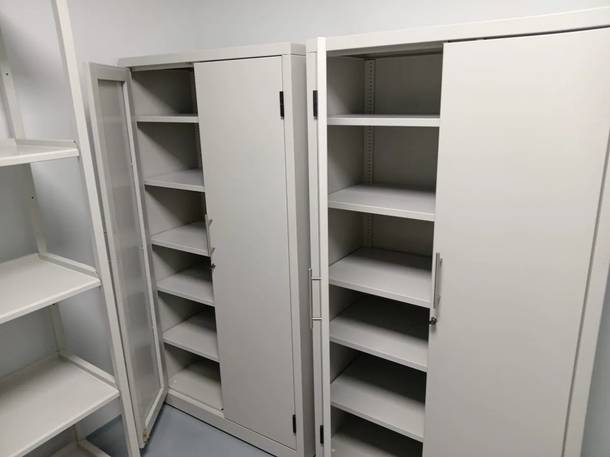 Gabinetes de almacenaje instalados AVYNA