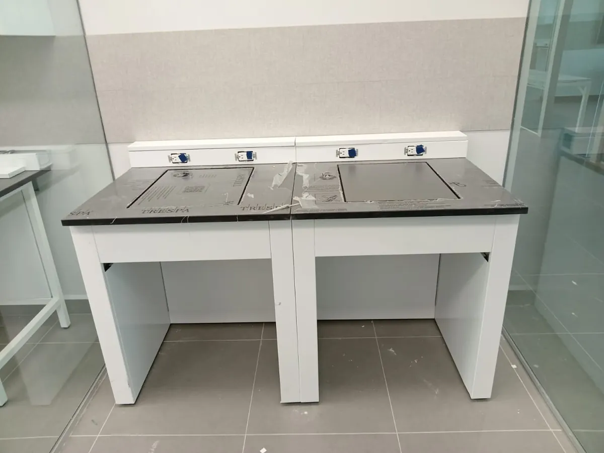 Mesa para balanza instalada en laboratorio Alen