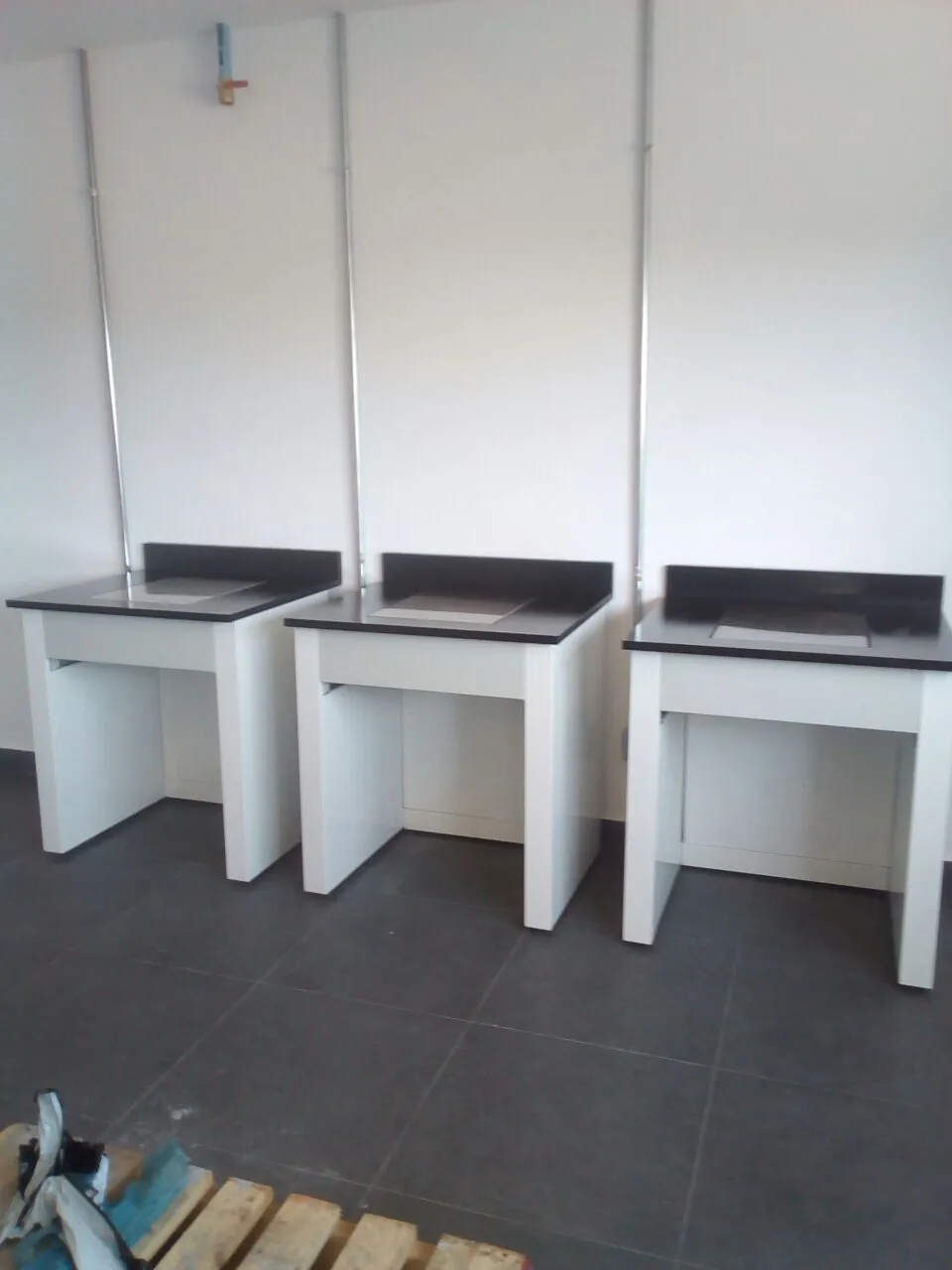 Tres mesas para balanza en cliente metalmecánica